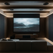 Professionell Dolby Atmos installation i dedikerad hemmabio med takhögtalare och akustikpaneler